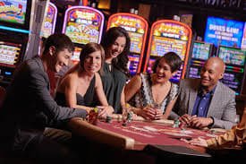 বাংলাদেশে মোবাইলে স্পোর্টস বেটিং উপভোগ করছেন একজন ব্যবহারকারী