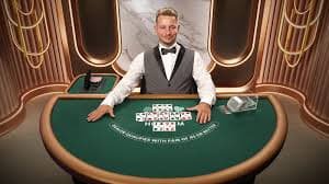 মোবাইলে Playbet গেমিং গাইড ব্রাউজ করছেন একজন ব্যবহারকারী